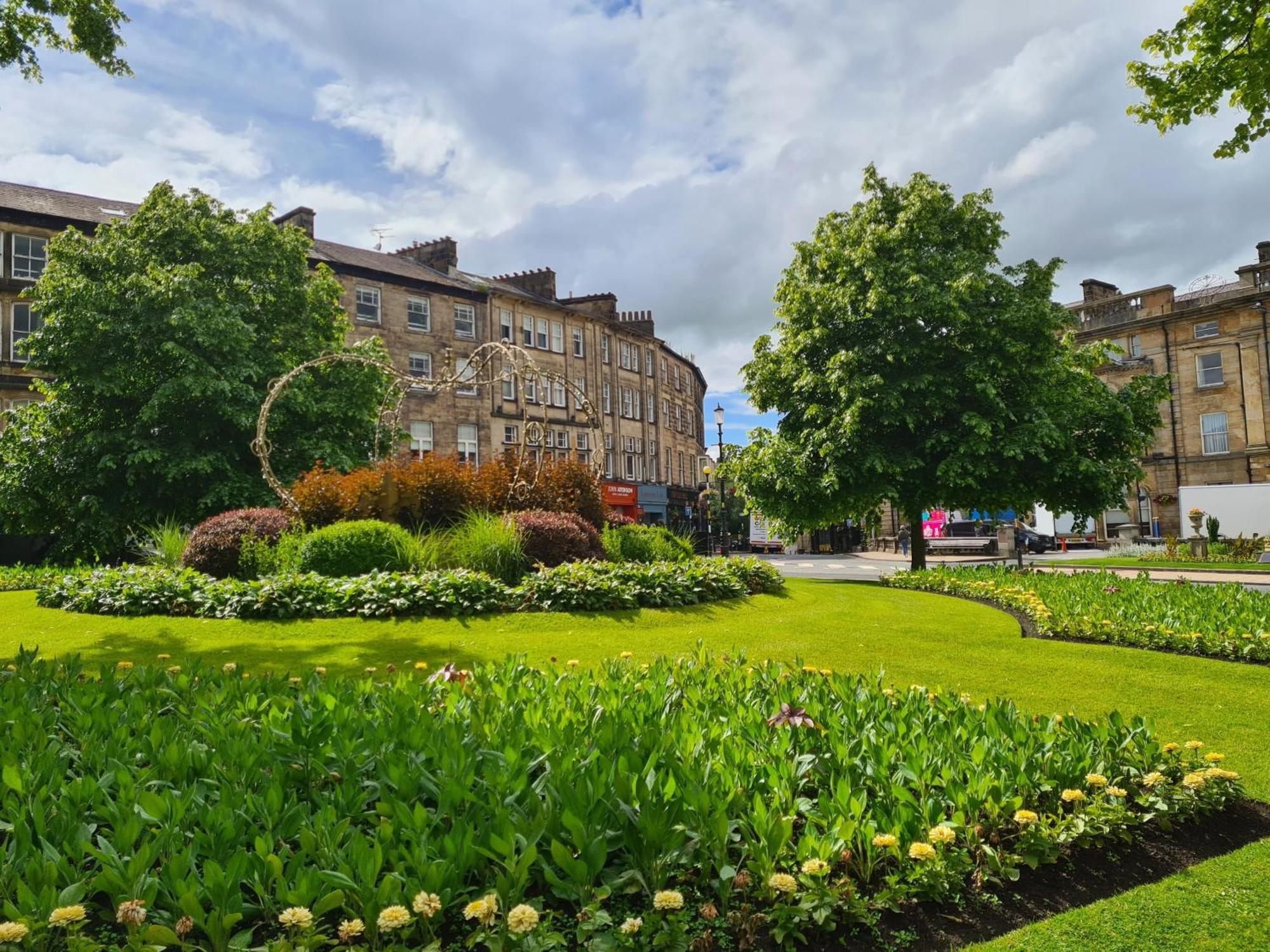 הרוגייט York Place Mews - Central 2 Bed 2 Bath Free Parking מראה חיצוני תמונה